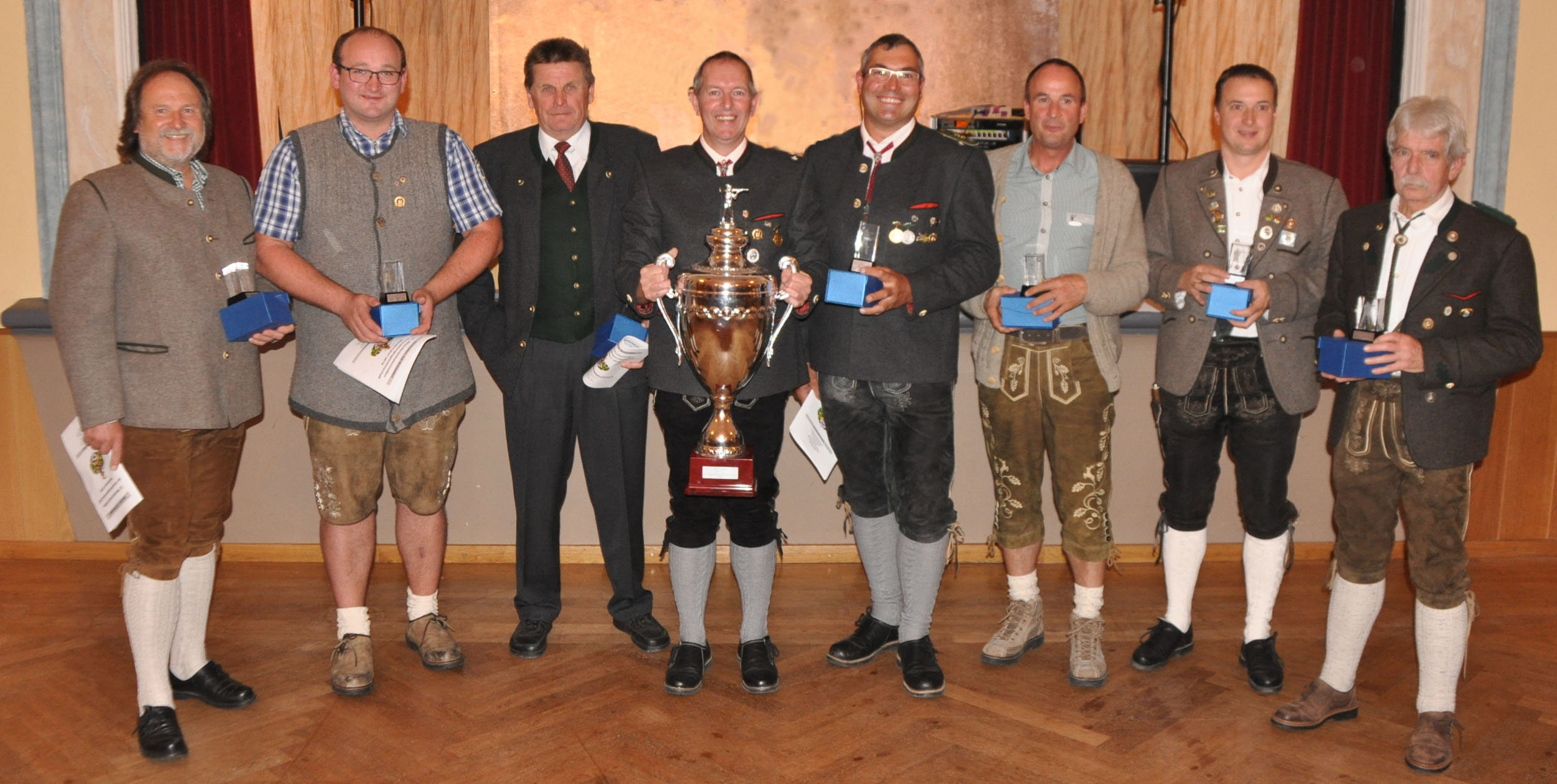 Mannschaftssieger von links: Ralf Gudat, Westendorf Michael Stiglmeir, Allmannshofen Josef Schmitzer, Blankenburg Jörg Schlembach, Ellgau Olaf Schmid, Ellgau Peter Höhl, Kühlenthal Armin Belli, Ehingen Dieter Herbert, Nordendorf